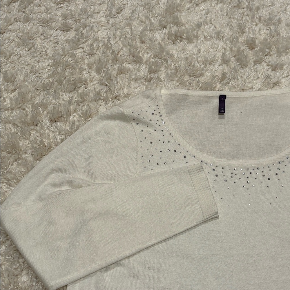 NYDJ Tunic Sweater Size M Lightweight White Rhinestones Scoop Neck Comfy Festive